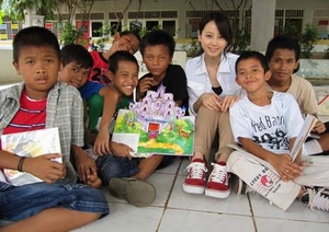 Horikita Maki dan Anak-anak Panti Asuhan di Indonesia